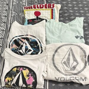 3 Volcom White, 1 Billabong Mint, 1 off white Graphic, Logo Tee bundle